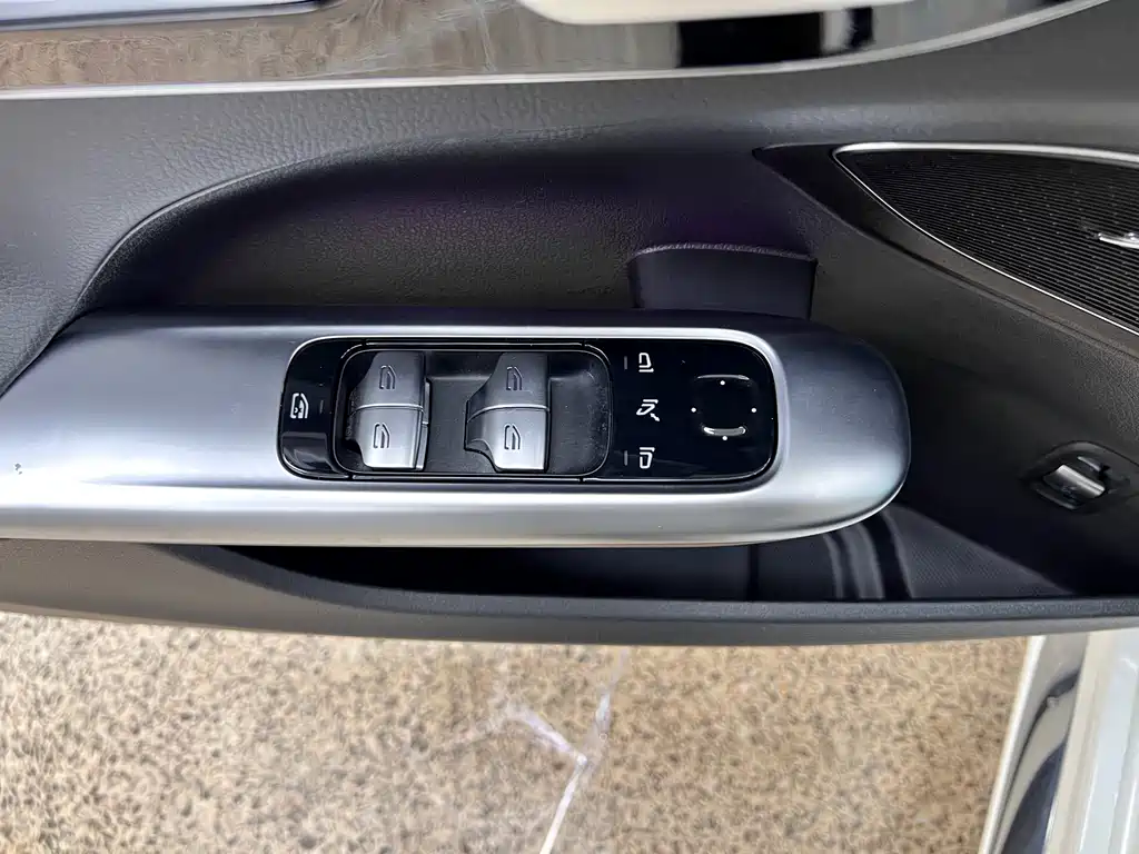 Mercedes-Benz C-Class 2025 — фото 13