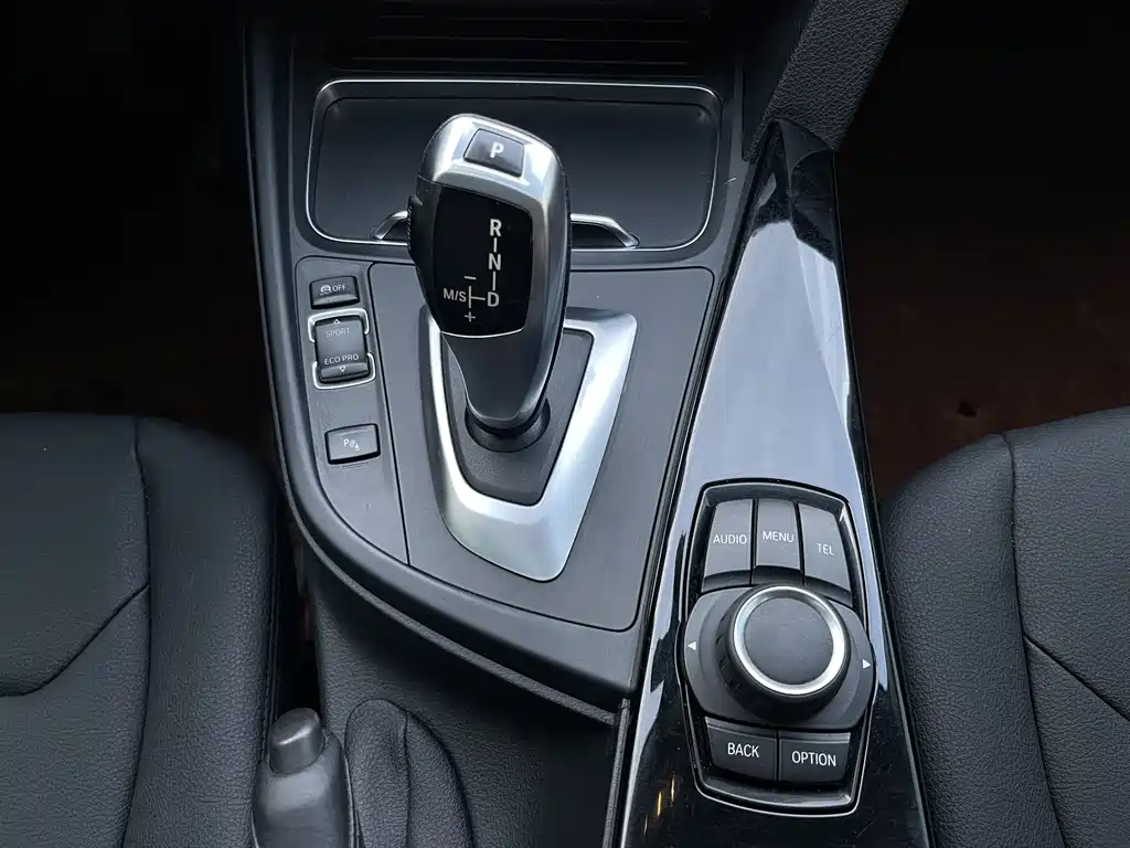 BMW 3 Series 2017 — фото 10