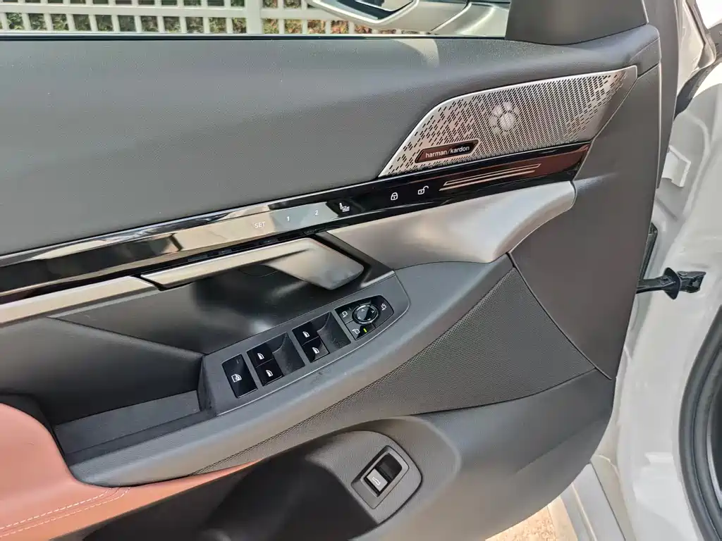 BMW 5 Series 2025 — фото 16