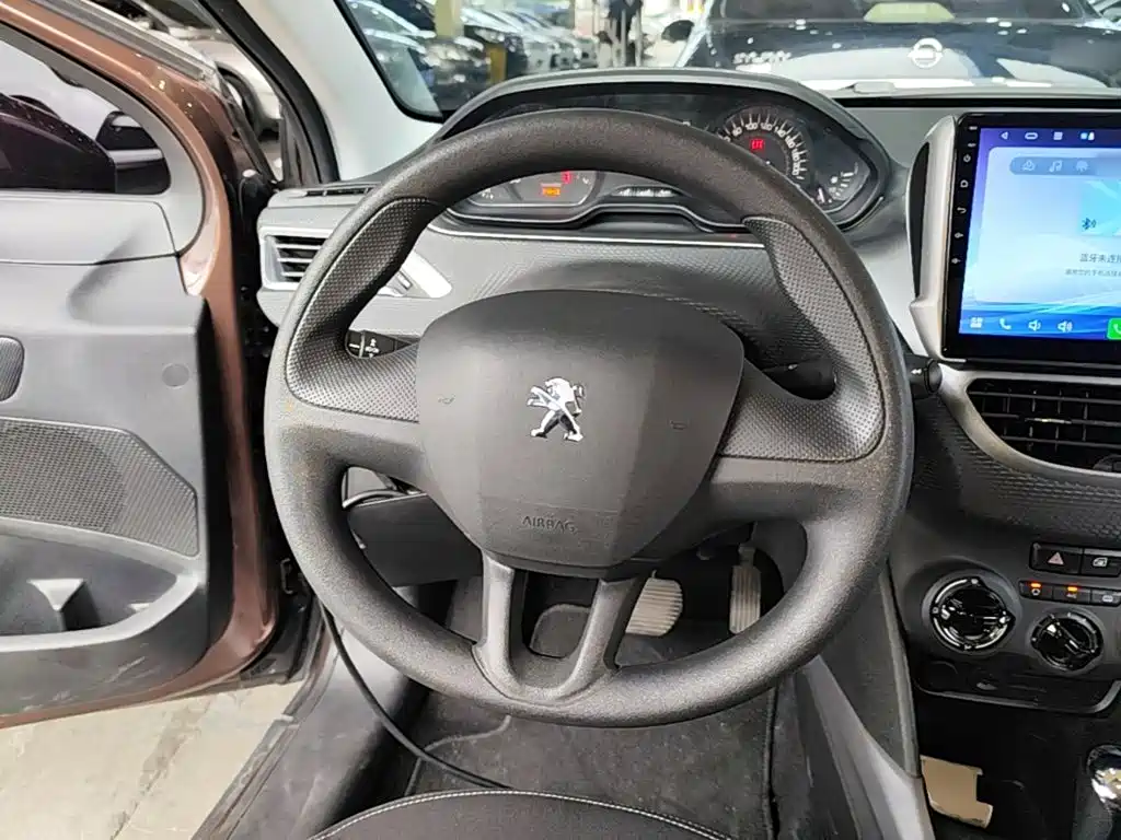 Peugeot 2008 2017 — фото 11