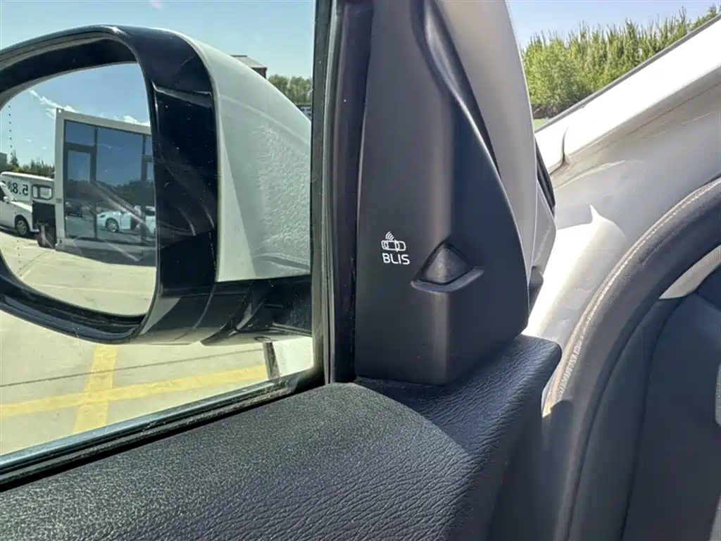 Volvo V40 2015 — фото 20