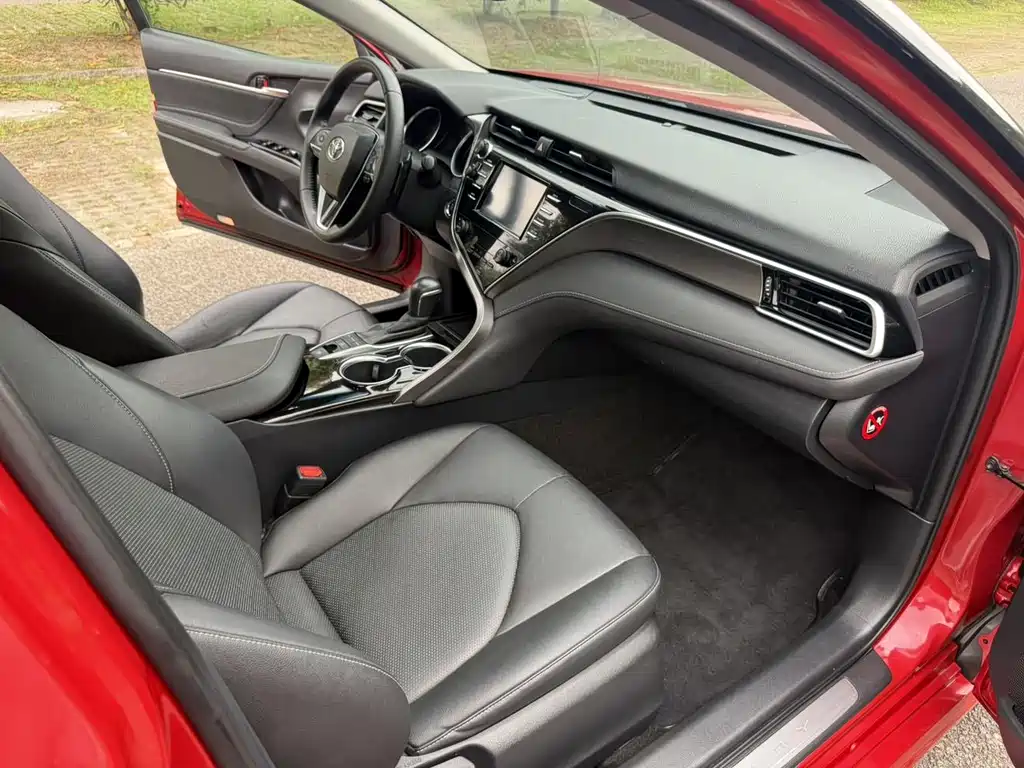 Toyota Camry 2018 — фото 23