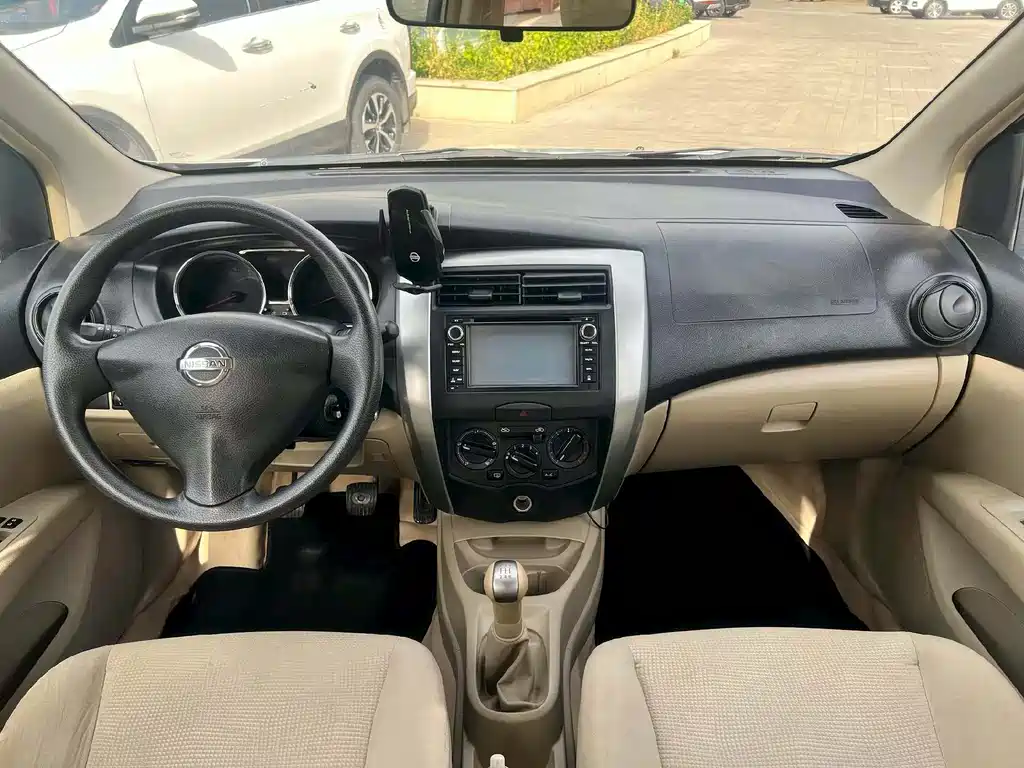 Nissan Livina 2015