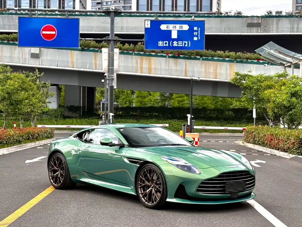 Aston Martin DB12 2023 — фото 2