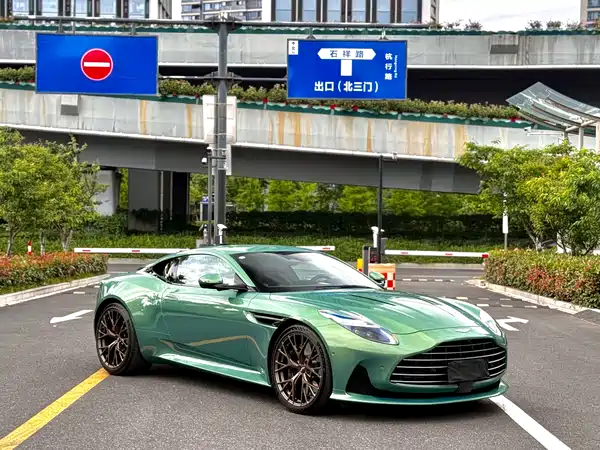 Aston Martin DB12 2023