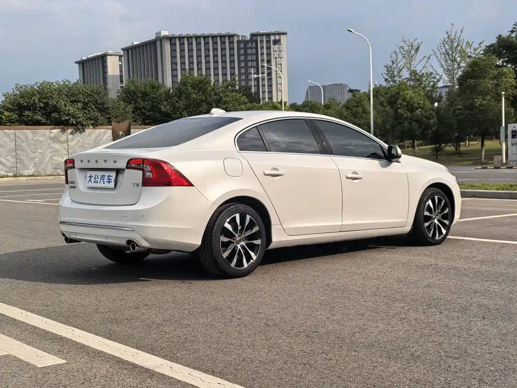 Volvo S60 2020 — фото 15