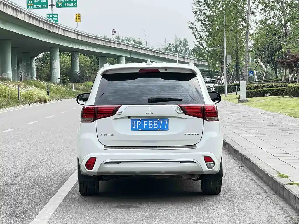 Mitsubishi Outlander 2023 — фото 15