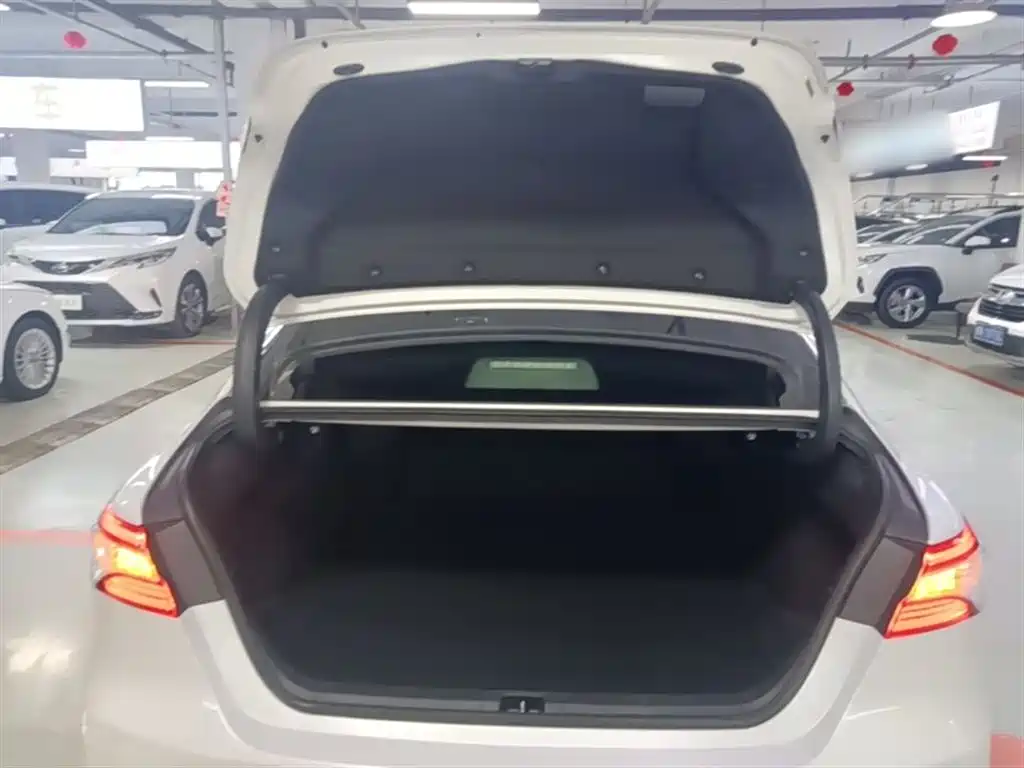 Toyota Camry 2020 — фото 19