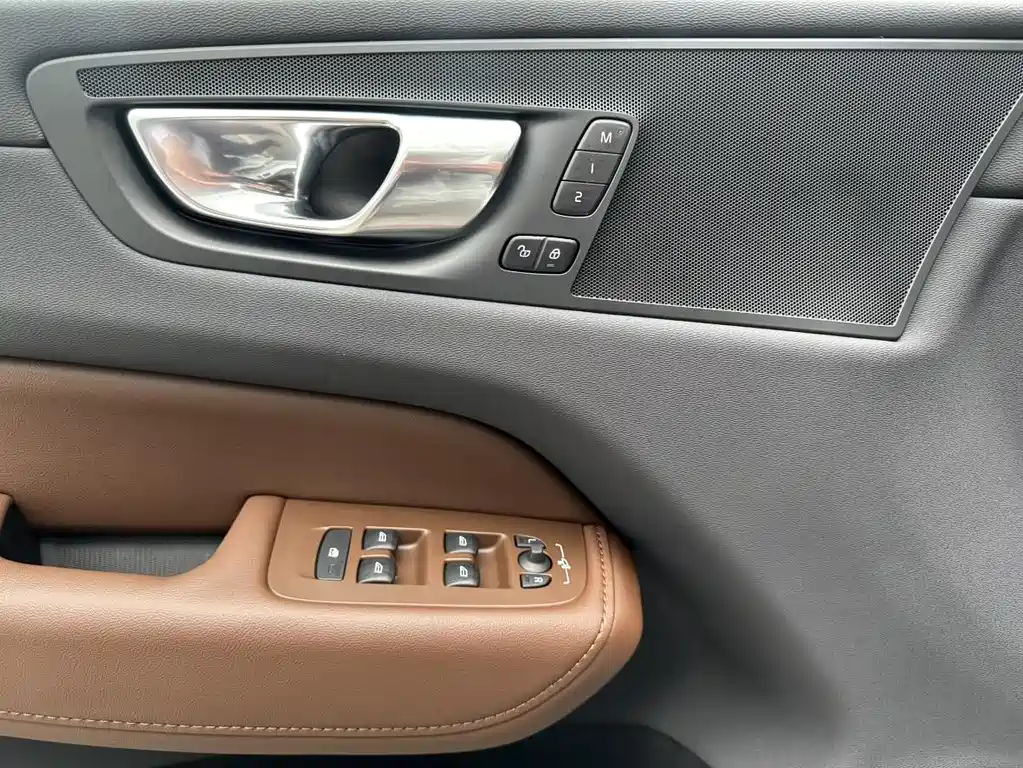 Volvo XC60 2023 — фото 15