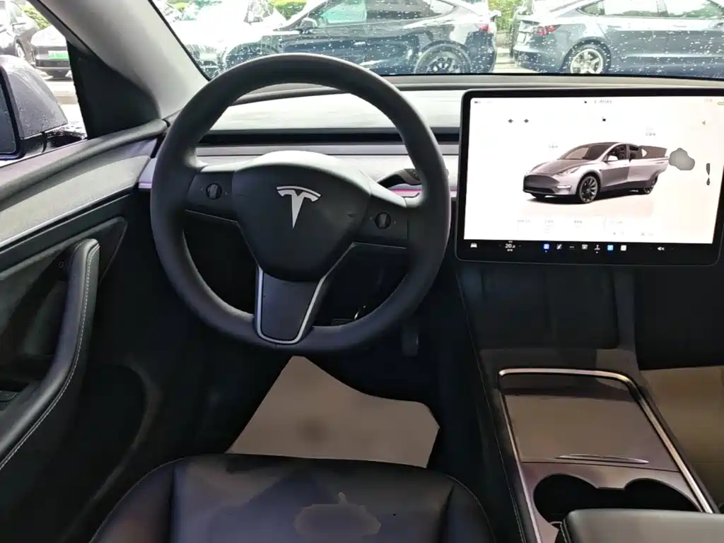 Tesla Model Y 2025 — фото 11