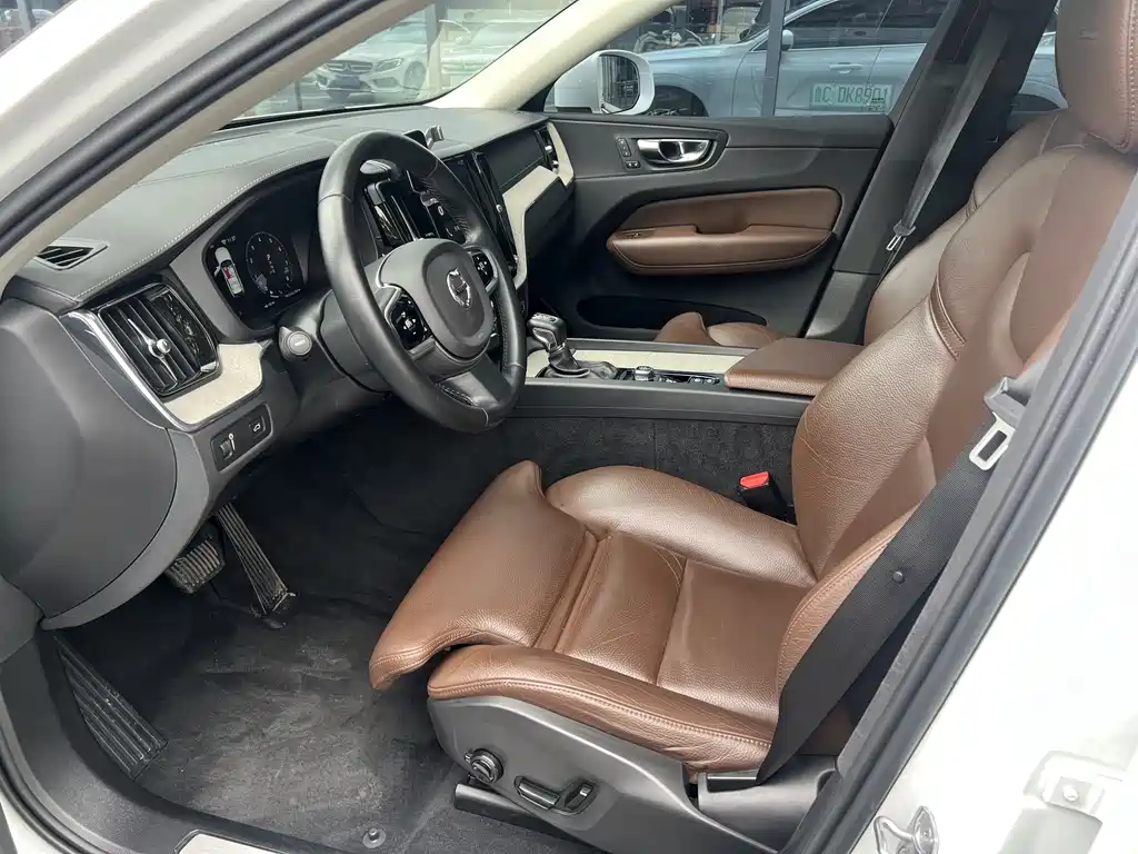 Volvo XC60 2020 — фото 10