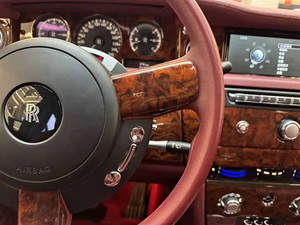 Rolls-Royce Phantom 2015 — фото 14