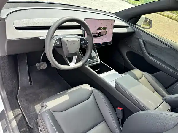 Tesla Model Y L 2026