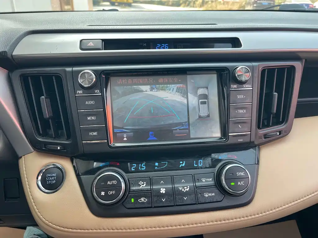 Toyota RAV4 2018 — фото 11