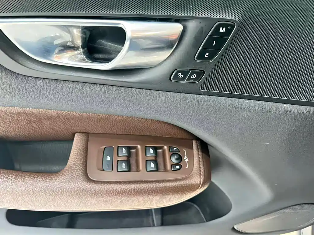 Volvo XC60 PHEV 2022 — фото 17