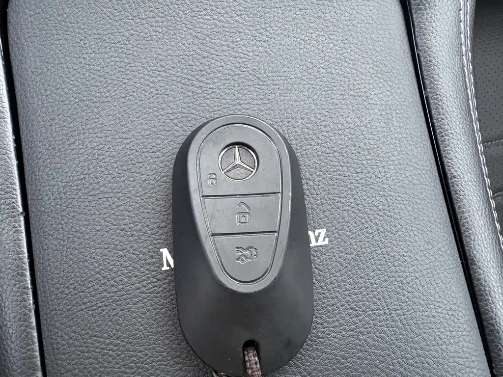 Mercedes-Benz C-Class 2025 — фото 10