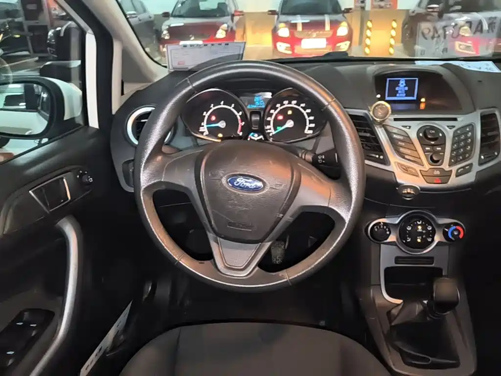 Ford Fiesta 2015 — фото 11