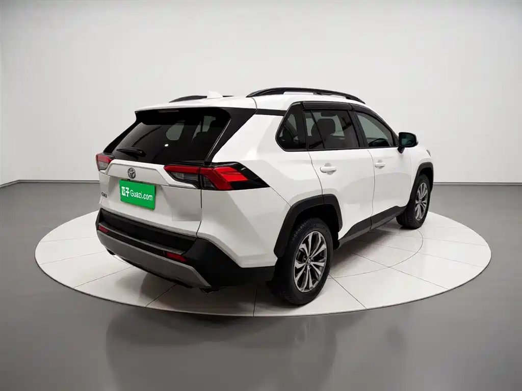 Toyota RAV4 2023 — фото 4