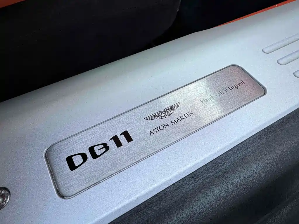 Aston Martin DB11 2019 — фото 10