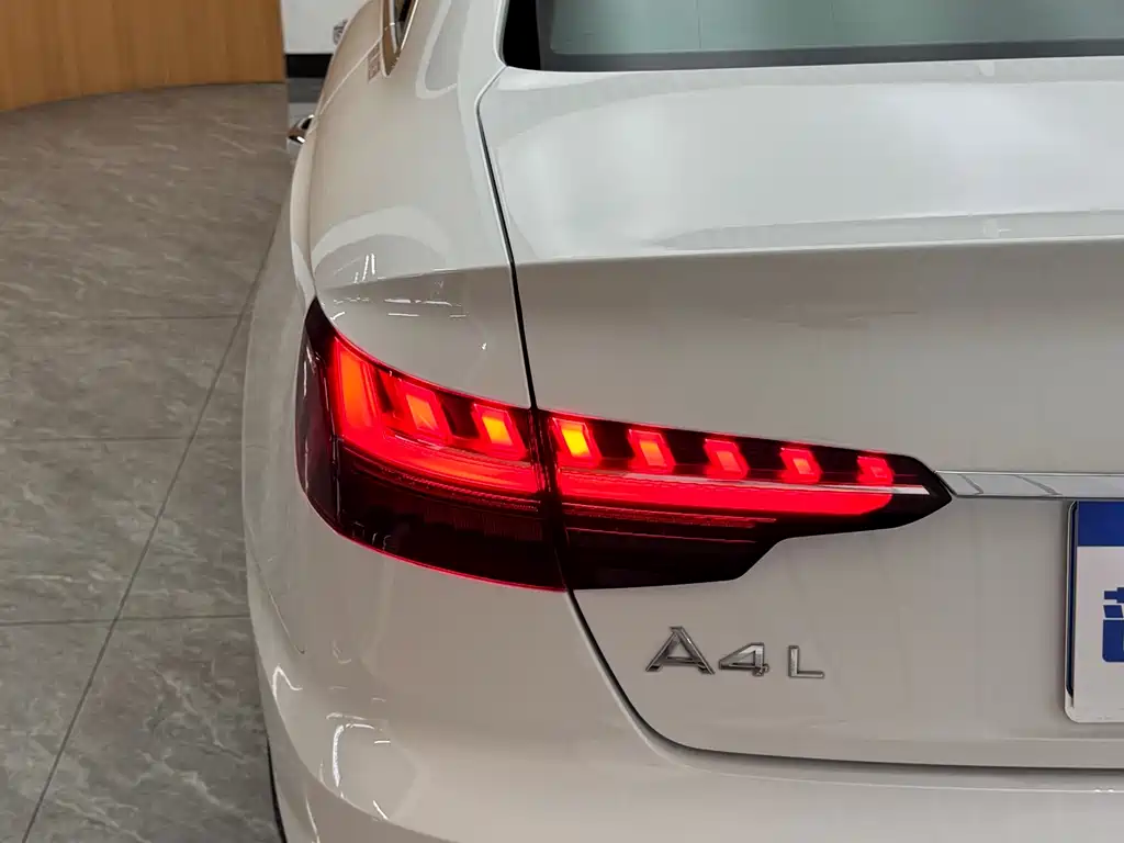 Audi A4L 2022 — фото 17