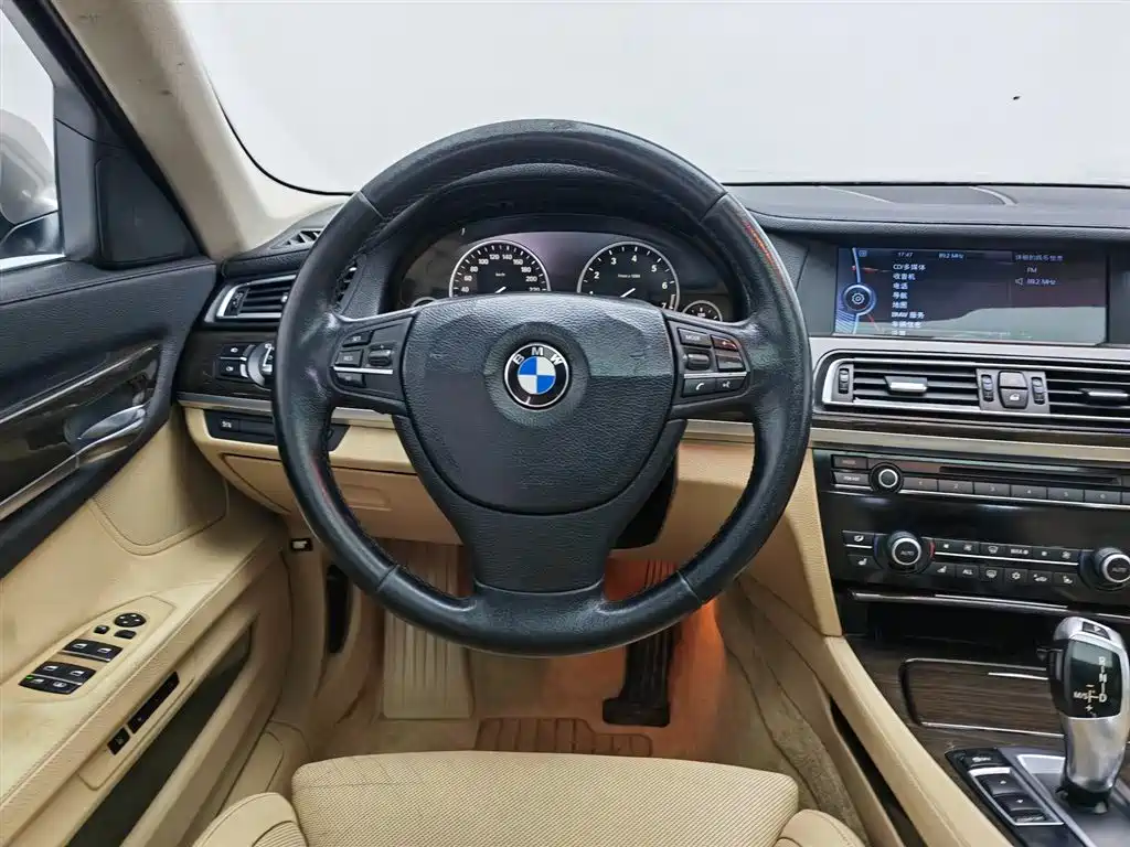BMW 7 Series 2011 — фото 11