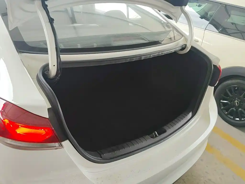 Hyundai Elantra 2016 — фото 19