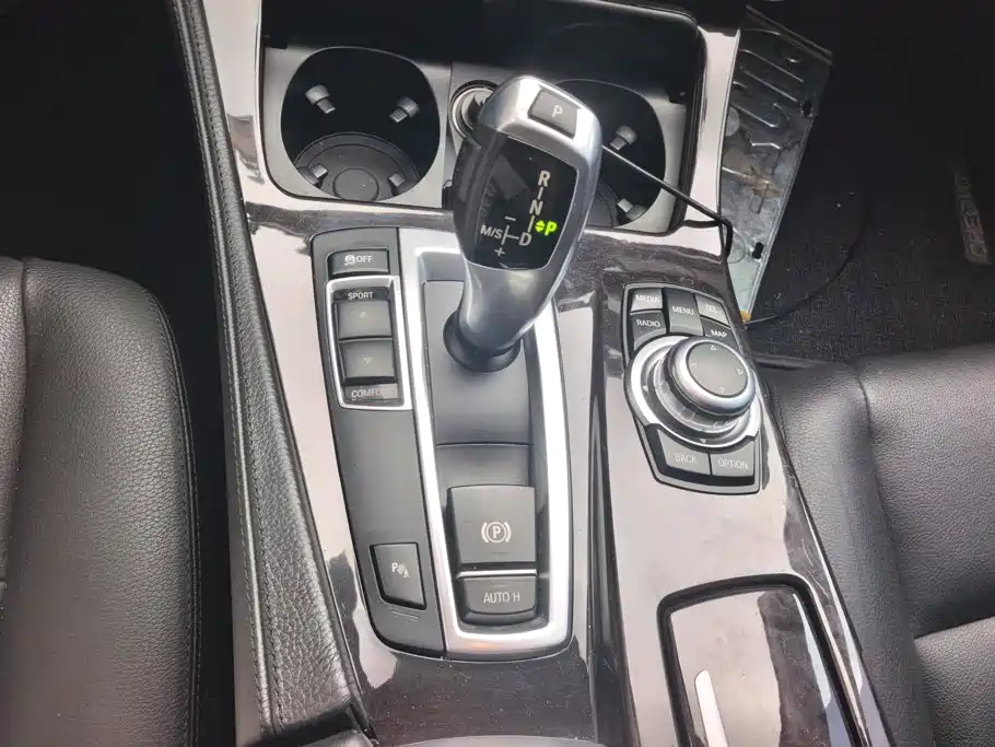 BMW 5 Series 2015 — фото 16