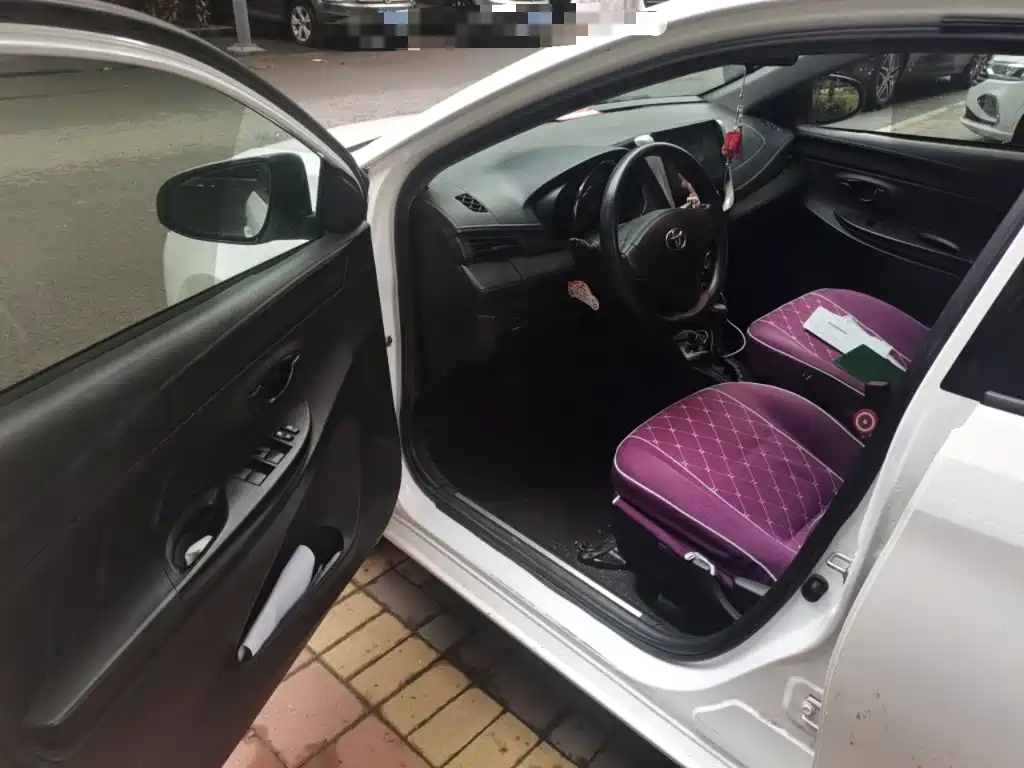 Toyota Yaris L 2017 — фото 13