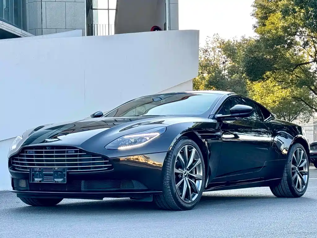Aston Martin DB11 2019 — фото 1