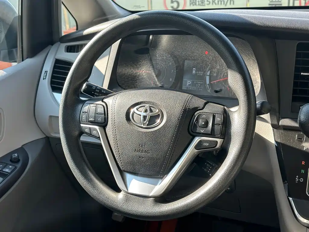 Toyota Sienna 2015 — фото 16
