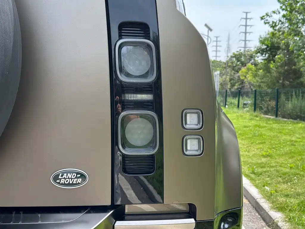 Land Rover Defender 2022 — фото 10