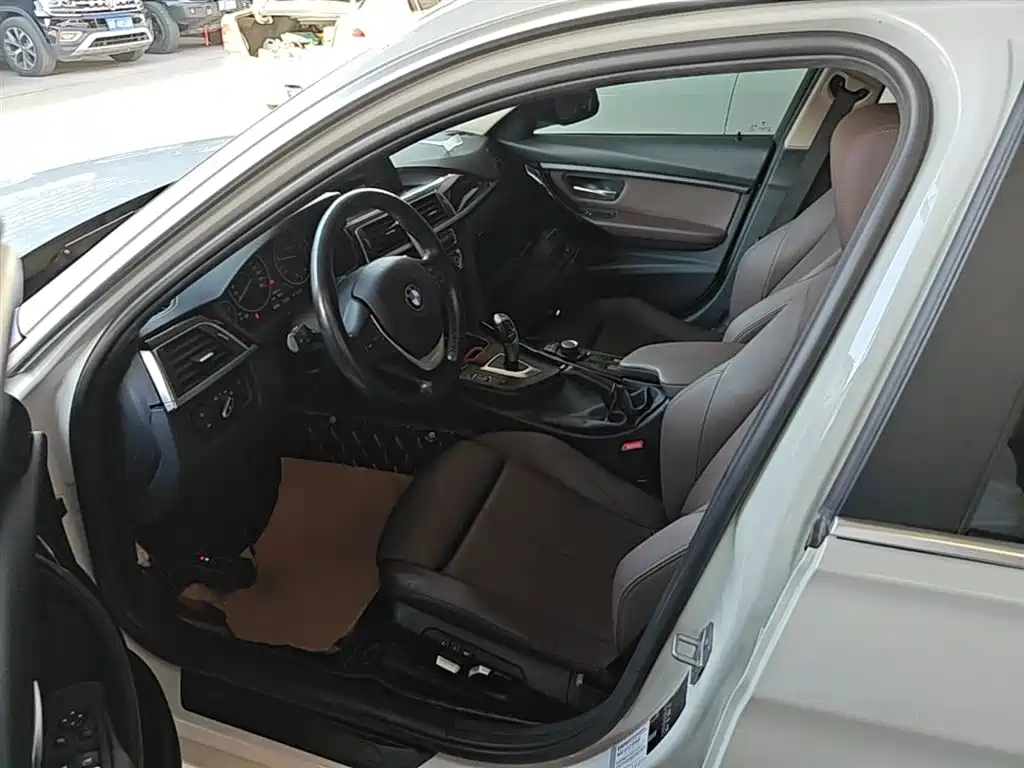 BMW 3 Series 2018 — фото 16