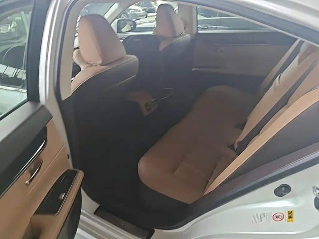 Lexus ES 2018 — фото 17