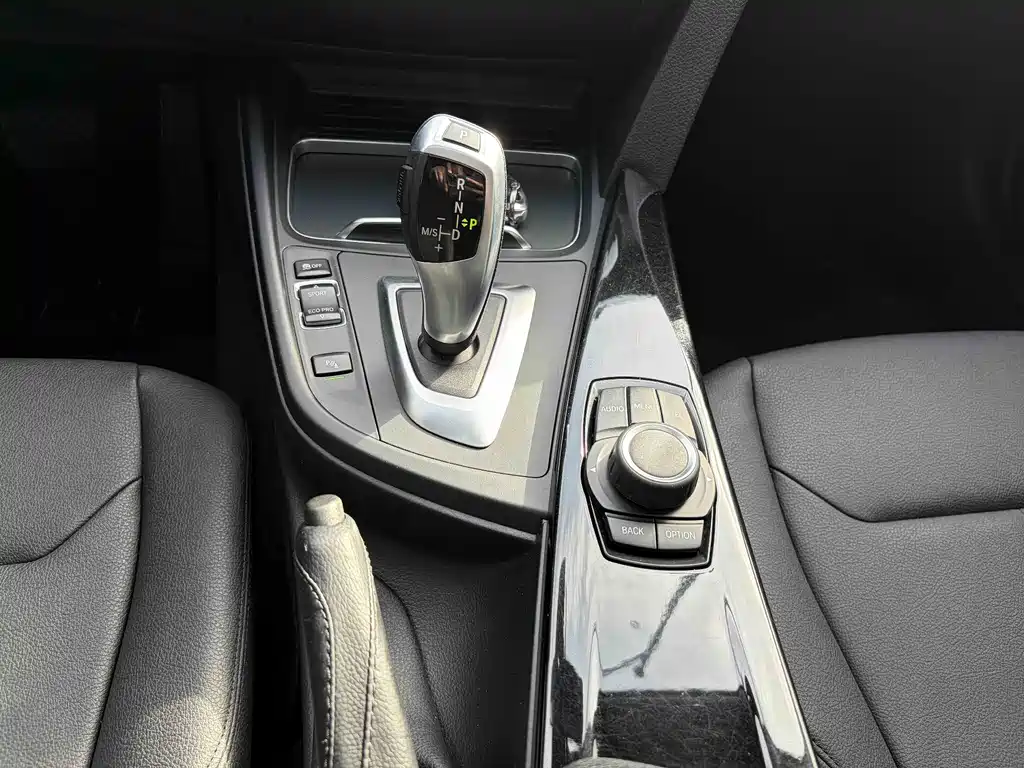 BMW 3 Series 2017 — фото 11