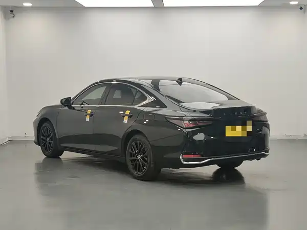 Lexus ES 2025