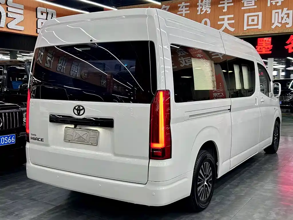 Toyota Hiace 2021 — фото 17