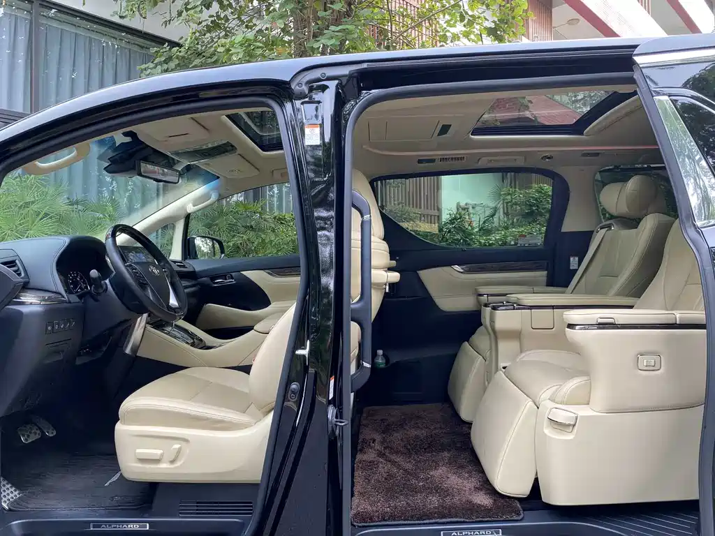 Toyota Alphard 2023 — фото 7