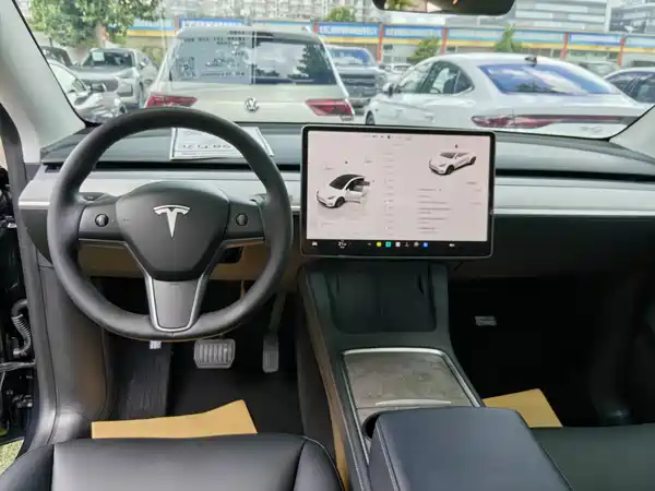 Tesla Model Y 2024