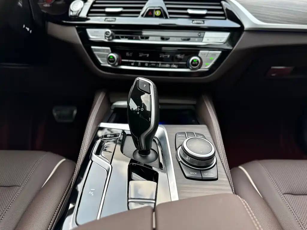 BMW 5 Series 2022 — фото 16