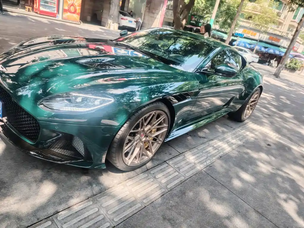 Aston Martin DBS 2021 — фото 1