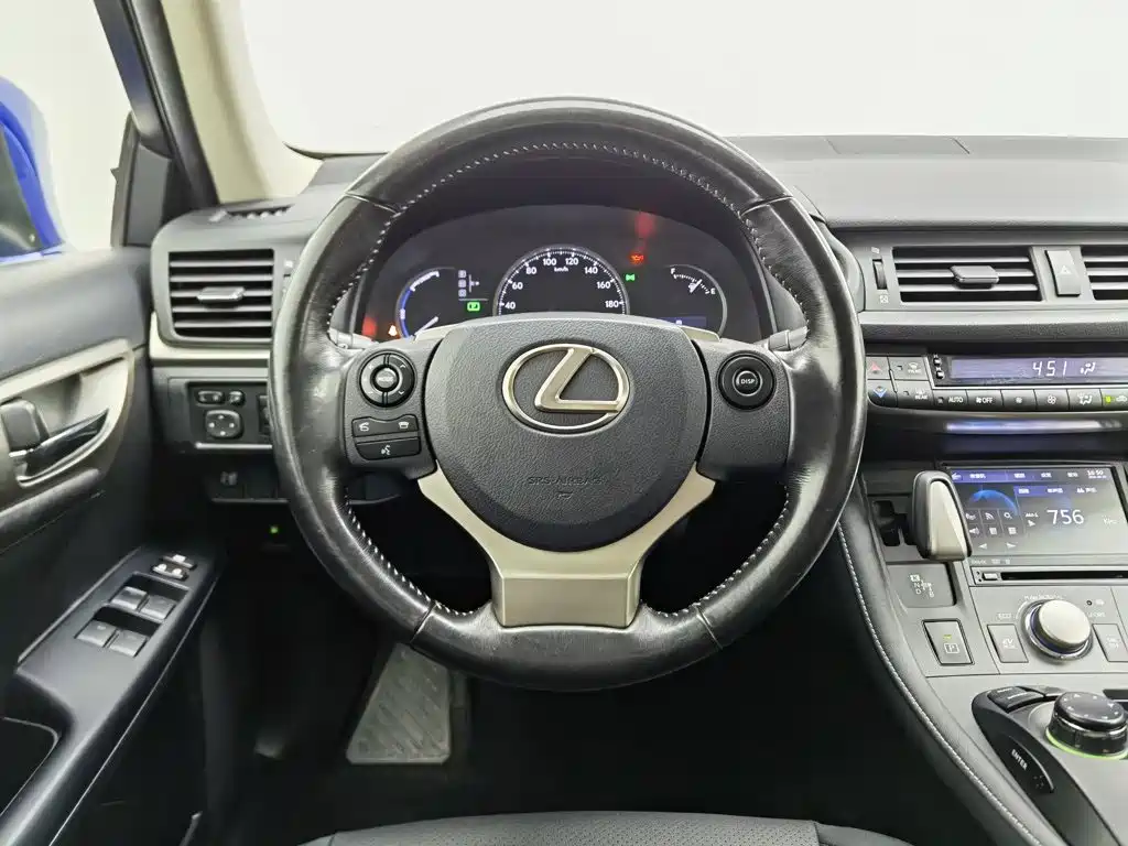 Lexus CT 2016 — фото 11