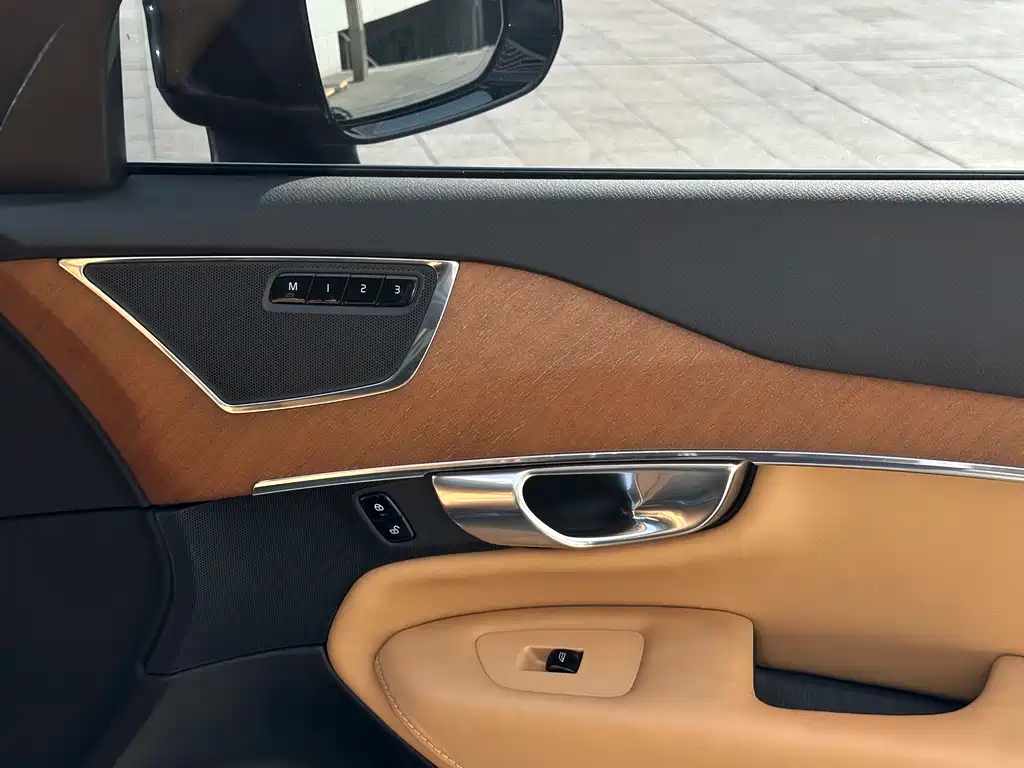 Volvo XC90 2018 — фото 13
