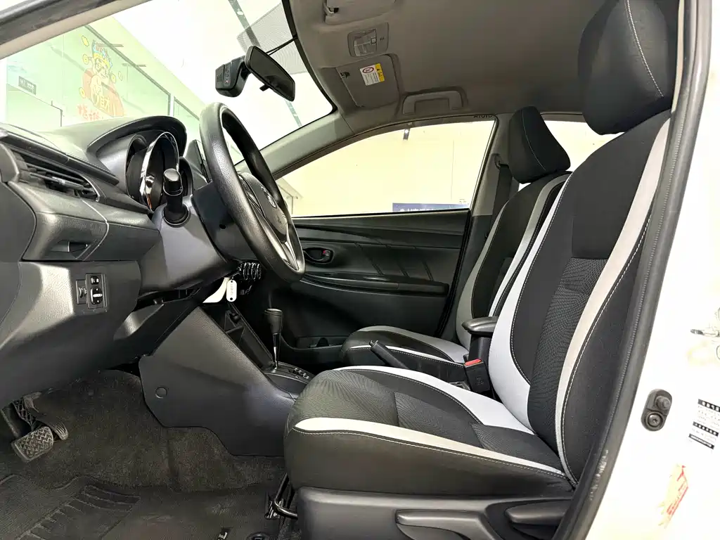 Toyota Yaris L 2022 — фото 4
