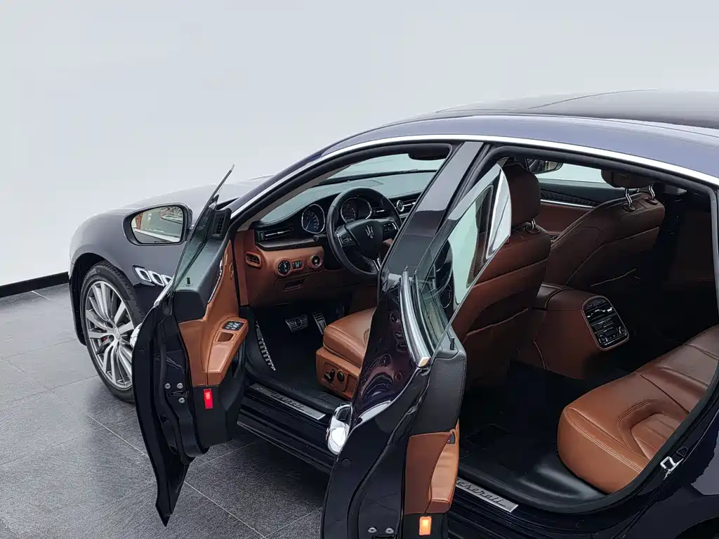 Maserati Quattroporte 2018 — фото 23