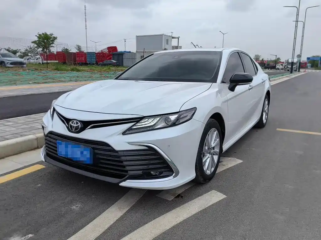 Toyota Camry 2022 — фото 1