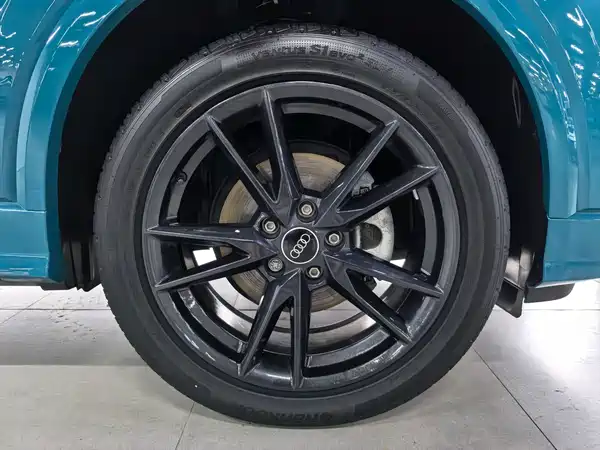 Audi Q2L 2023