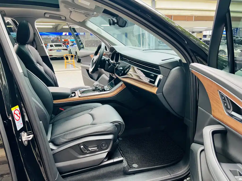 Audi Q7 2023 — фото 12