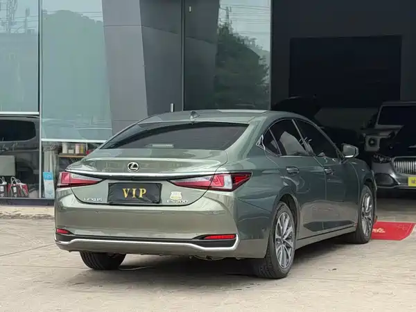 Lexus ES 2023