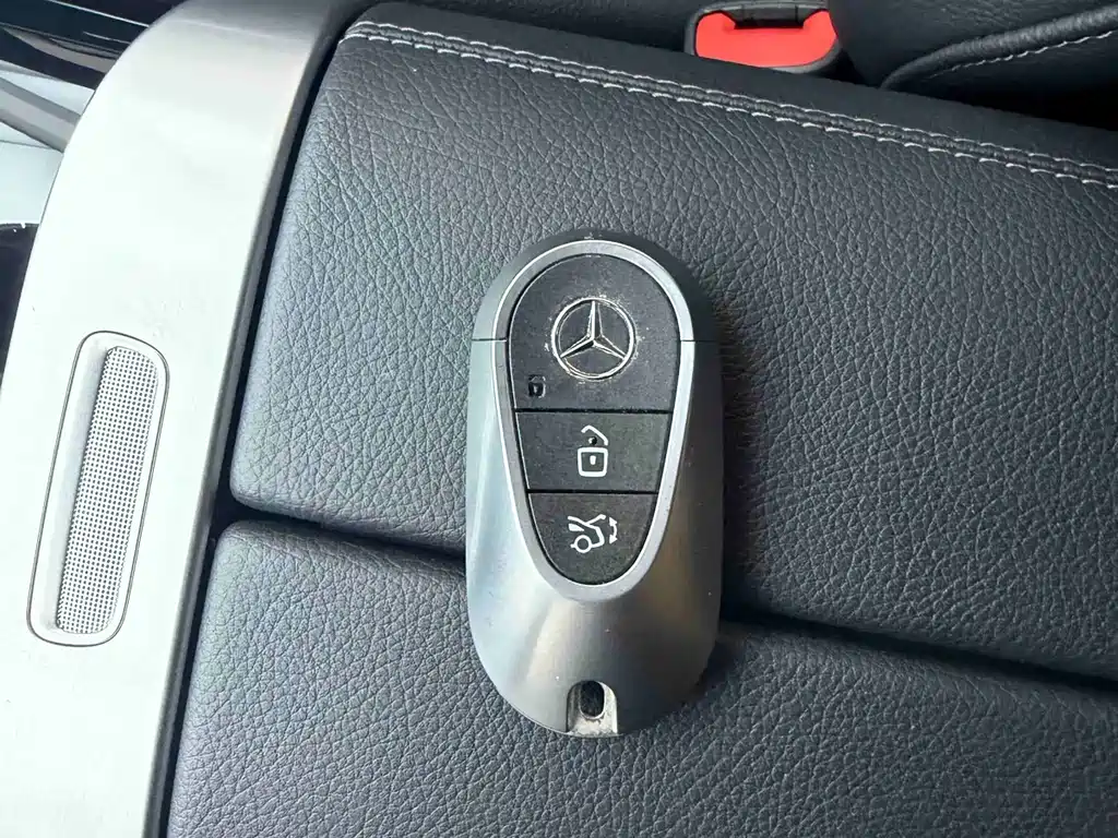 Mercedes-Benz C-Class 2023 — фото 6