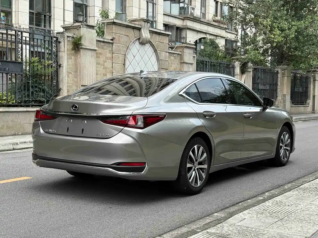 Lexus ES 2020